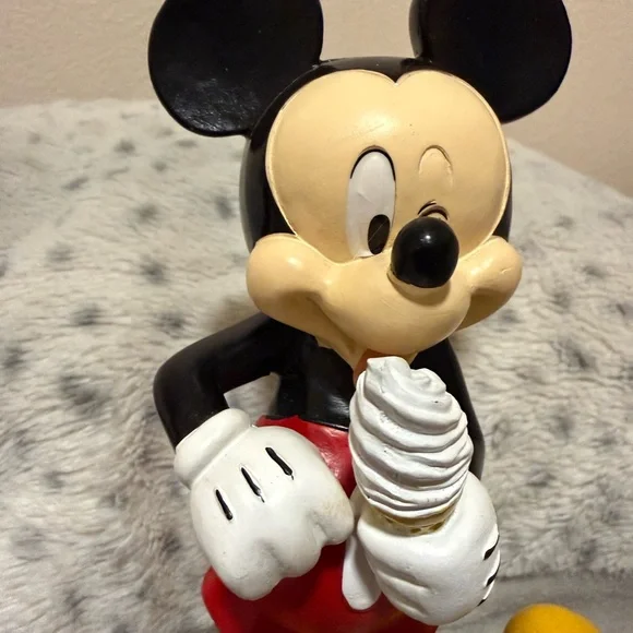 Disney CollectiblesMickey and Minnie Mouse Figurines - Red and Yellow size 8